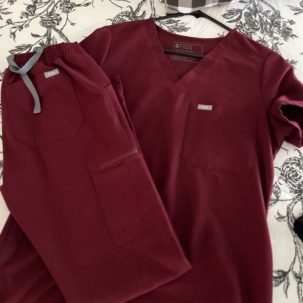 FIGS scrub too and bottom. Top:Small Bottoms:XSmall Burgandy